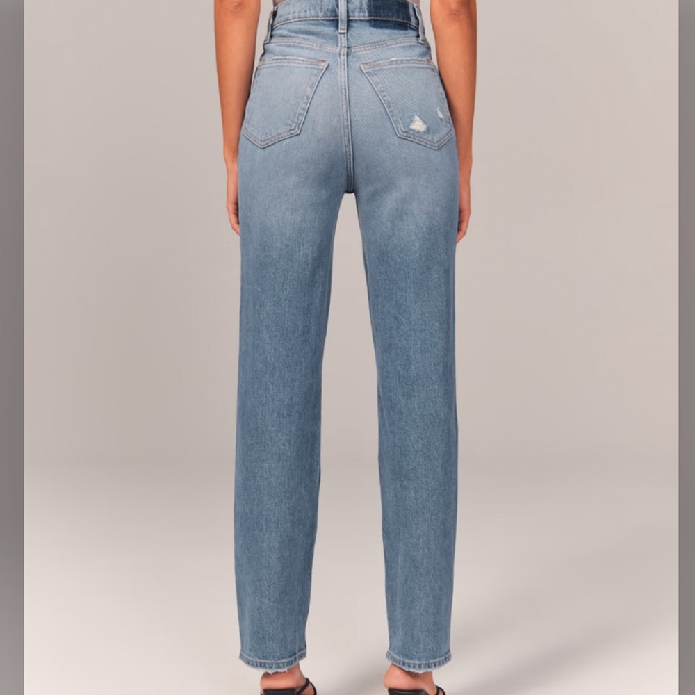 NEW!!! A&F Vintage Stretch Denim

Ultra High Rise 90s Straight Jean - Picture 6 of 7